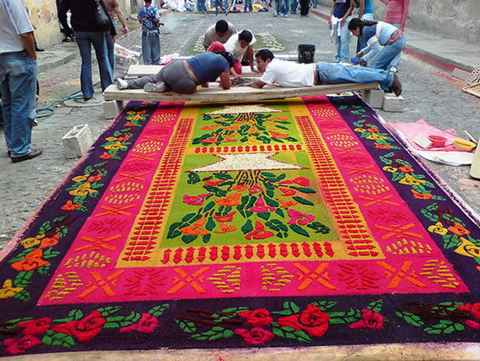 Альфомбра - гватемальские пасхальные ковры из песка и опилок