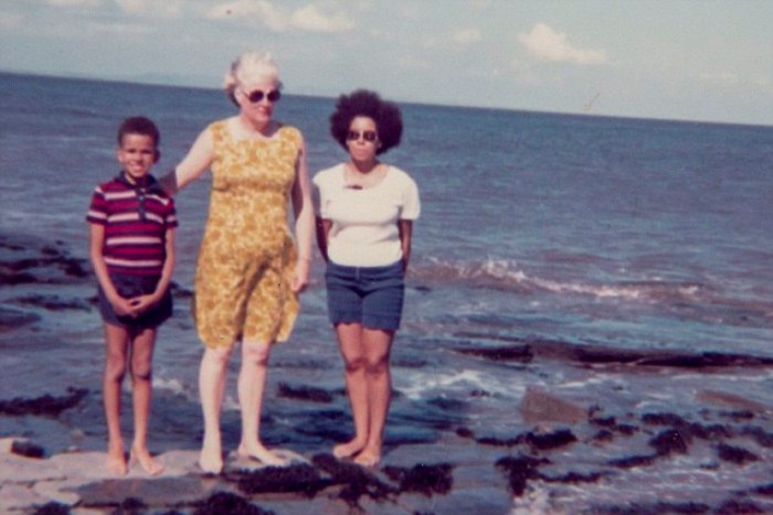 Дориан с детьми на морском побережье. 1970-е гг.
