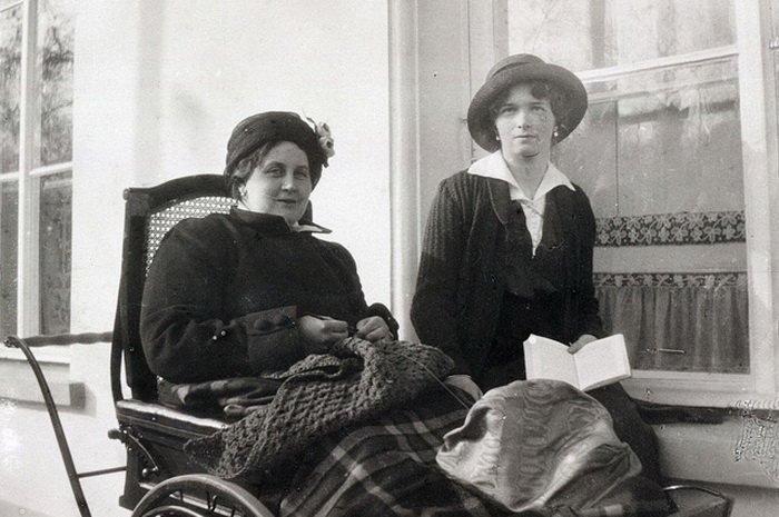 Анна Вырубова на прогулке в инвалидной коляске с великой княжной Ольгой Николаевной, 1915—1916.