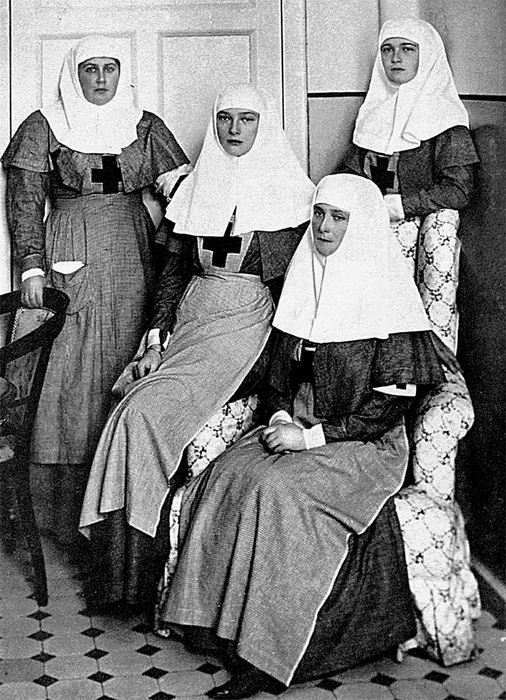 Императрица Александра Фёдоровна, ее дочери Ольга,Татьяна и Анна Александровна (слева) - сёстры милосердия
