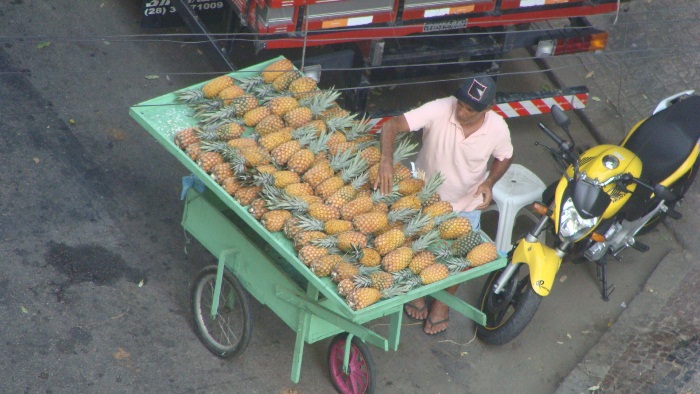 Уличный торговец ананасами.