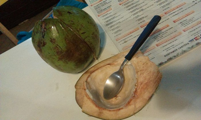 Кокосовая вода прекрасно утоляет жажду, а на десерт - мякоть кокоса.