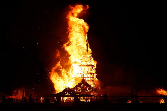 Храм Юноны охвачен огнем