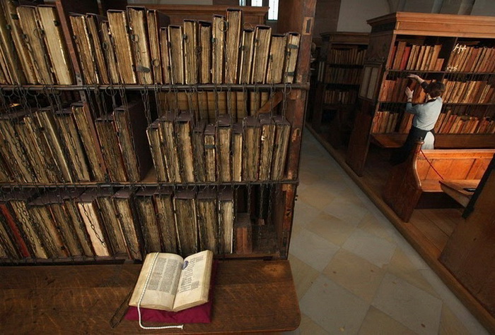 Крупнейшая в мире библиотека с прикованными книгами
