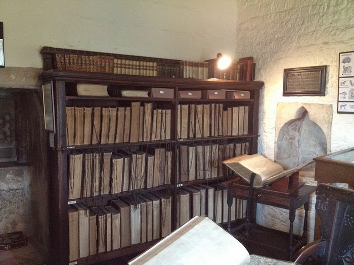 В Библиотеке Франциска Тригге хранится 80 книг на цепи
