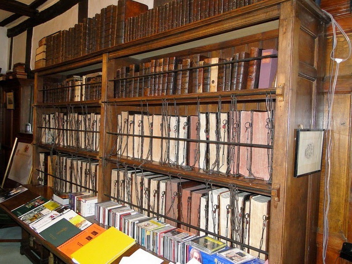 Одна из немногих сохранившихся школьных библиотек