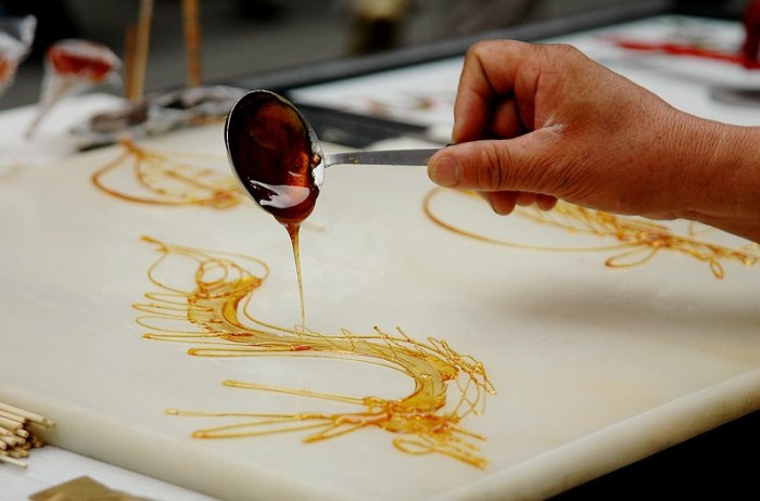 Кропотливая работа мастеров сахарной живописи
