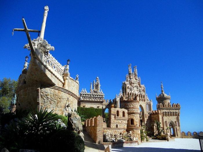 Испанский замок Коломарес, построенный в честь Христофора Колумба