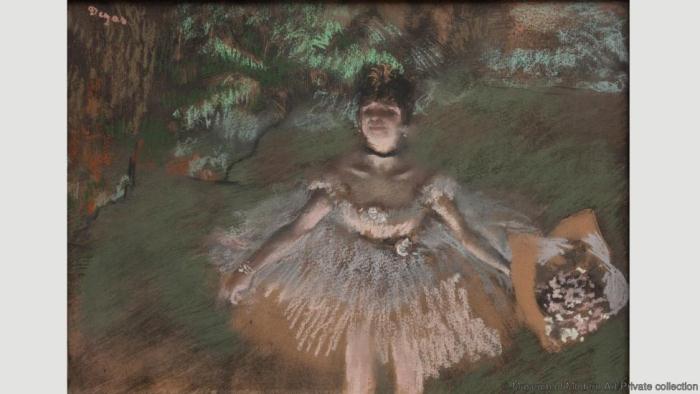 Танцовщица на сцене с букетов. Эдгар Дега. 1876