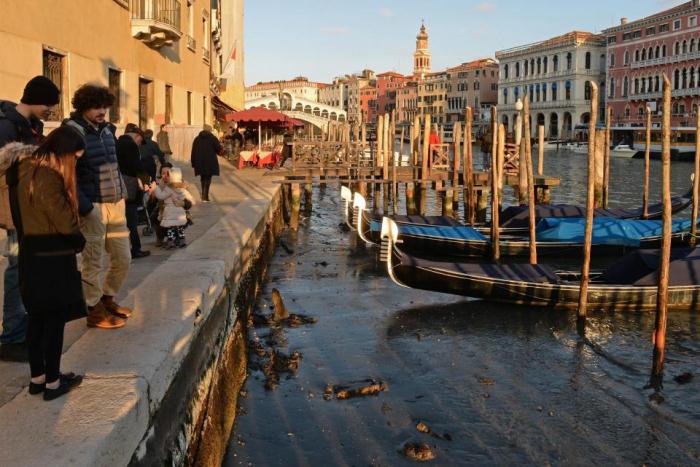 Обмелевшие каналы Венеции - неприятный сюрприз для туристов.
