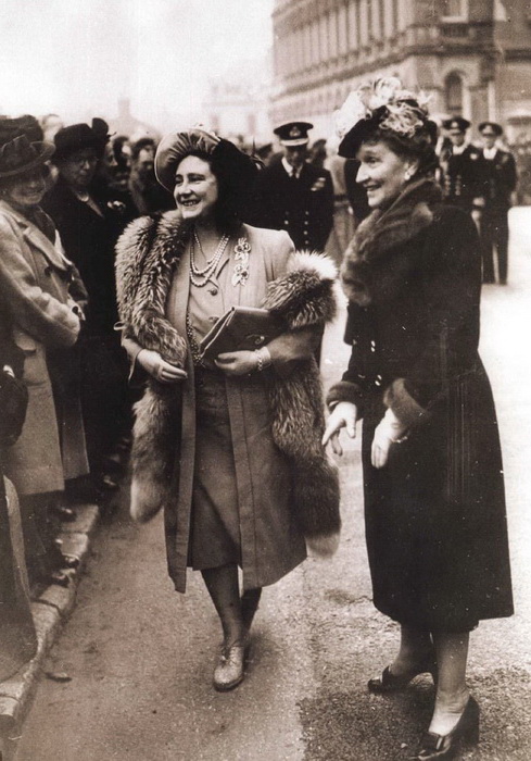 Будущая королева-мать Елизавета во время визита в Кливден в 1930-е годы.