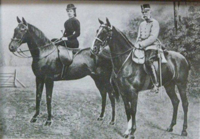 Сисси и Франц Иосиф на конной прогулке.