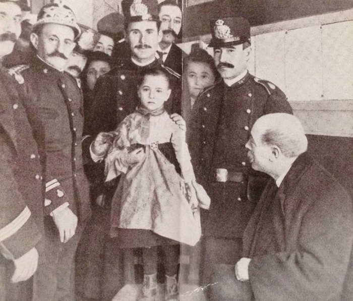 Полицейские с выжившей свидетельницей Тереситой Гитарт