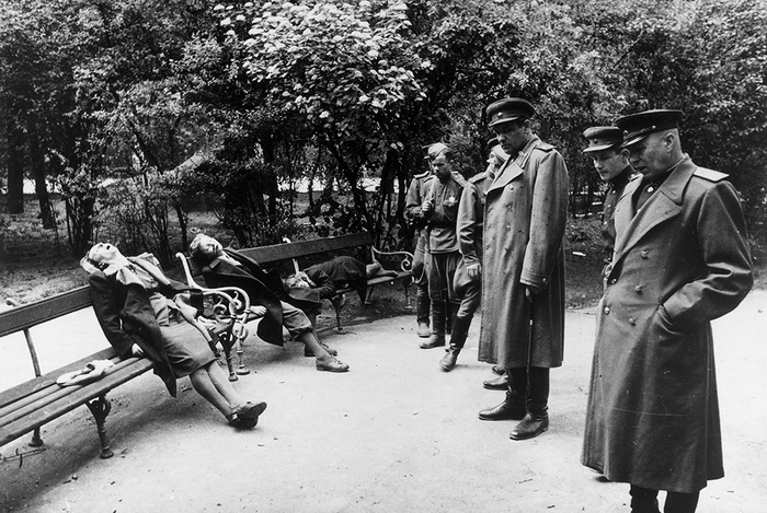 Вена, парк у здания парламента, апрель 1945 года. Фашист, не пожелавший сдаться в плен советским войскам, расстрелял семью и покончил с собой.