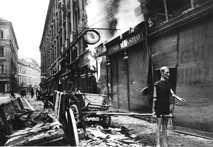 На улицах разбомбленной Вены, апрель 1945 года.