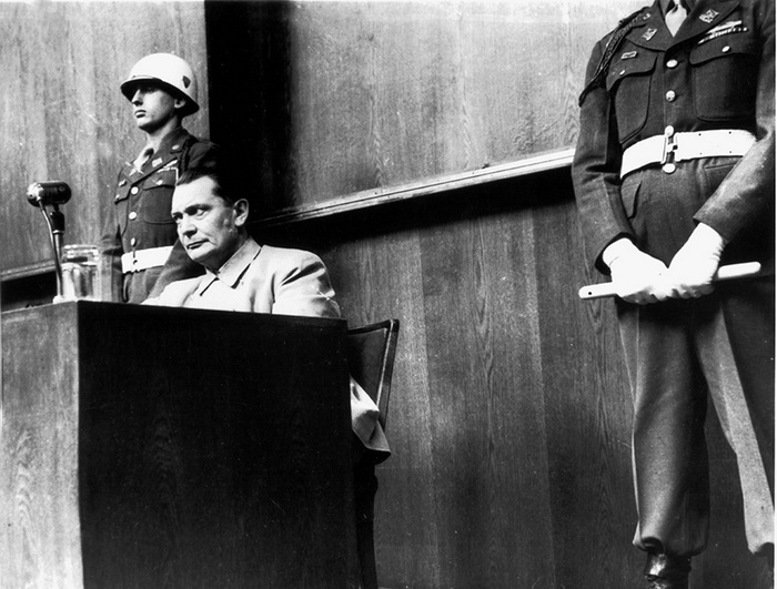 Герман Геринг на трибуне. Нюрнбергский процесс, 1946 год.