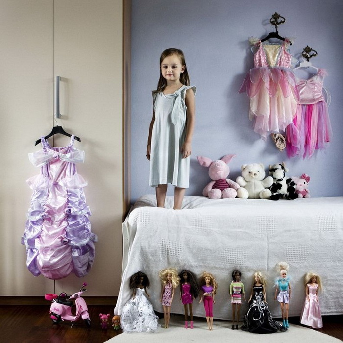 Маленькая итальянка с коллекцией платьев и кукол Барби. Проект “Toy Stories” Габриэле Глимберти