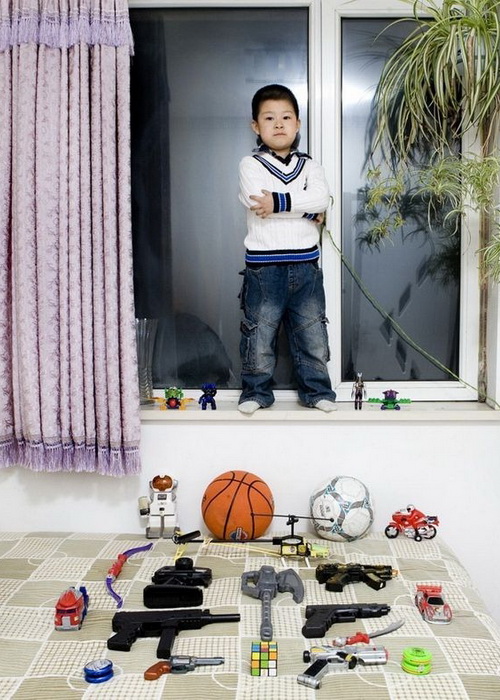 Оружейный арсенал парня из Китая. Проект “Toy Stories” Габриэле Глимберти