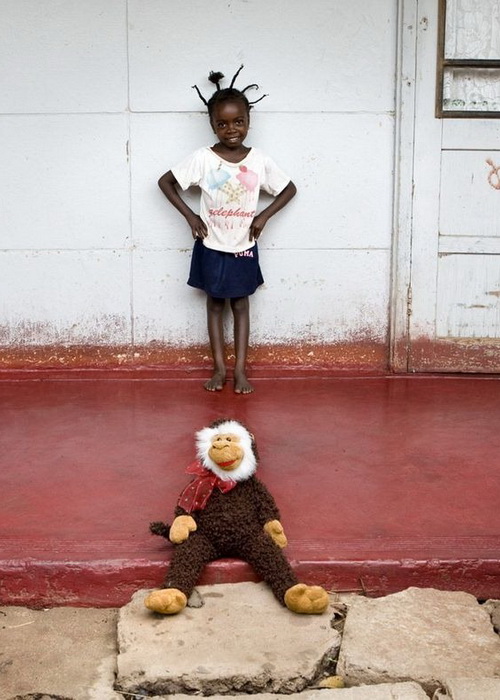 Подрастающая красотка из Ботсваны с любимой мягкой игрушкой. Проект “Toy Stories” Габриэле Глимберти