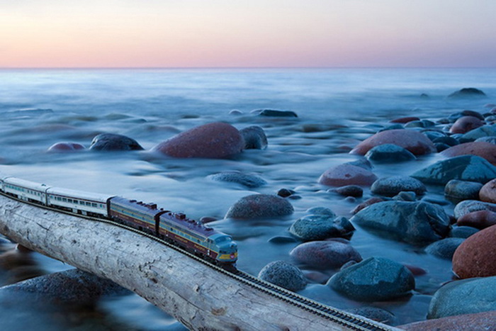 Игрушечный поезд путешествует по Канаде. Фотопроект Джеффа Фрисена