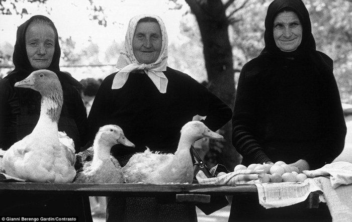 Женщины в черном с гусями. 1979 год. Фотограф: Gianni Berengo Gardin