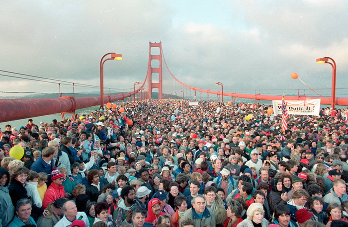 Более 300 тыс. человек прошли по мосту Golden Gate Bridge в 1987 г.