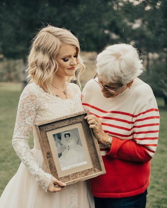Невеста со свадебной фотографией бабушки.
