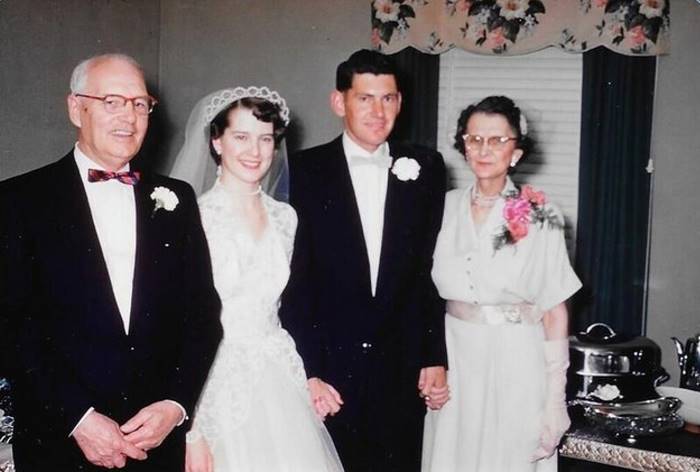 Свадебное фото дедушки и бабушки сделано 63 года назад.