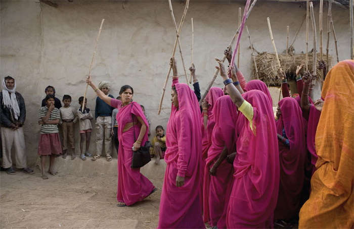 Женское объединение Gulabi Gang в Индии