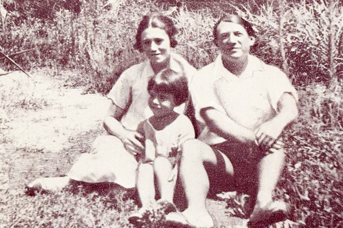 Пабло Пикассо, Ольга Хохлова и их сын Пауло, Антибы, 1924 год