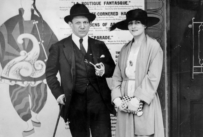 Пабло Пикассо и Ольга Хохлова на фоне афиши балета Парад, 1917 год