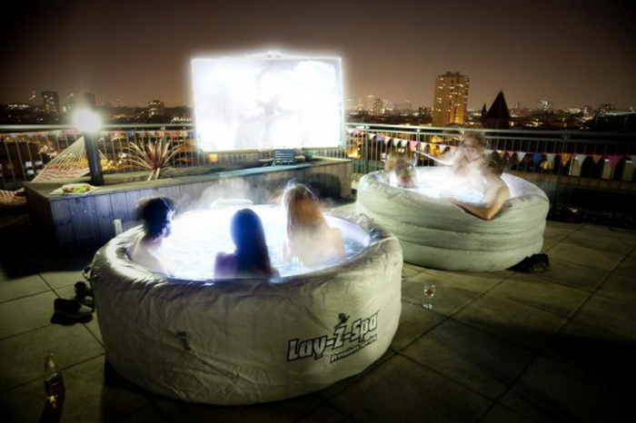 Необычный лондонский кинотеатр Hot Tub Cinema: проектор и теплая ванна на крыше многоэтажки