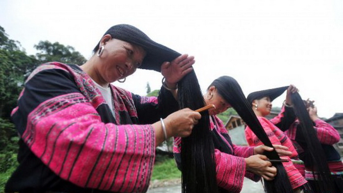 Длинноволосые девушки из деревни Хуанло (Китай)