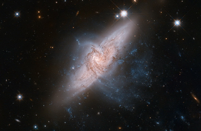 *Пересекающиеся* галактики на снимке телескопа *Хаббл*