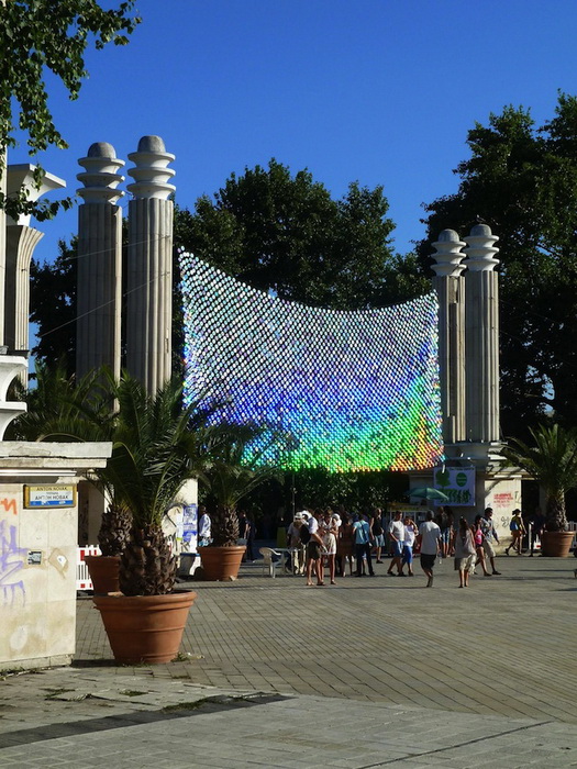 Инсталляция украшает вход в Морской парк (Варна, болгария)
