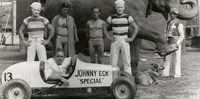 Джонни Экк за рулем гоночного автомобиля. Фото: radio-serov.ru