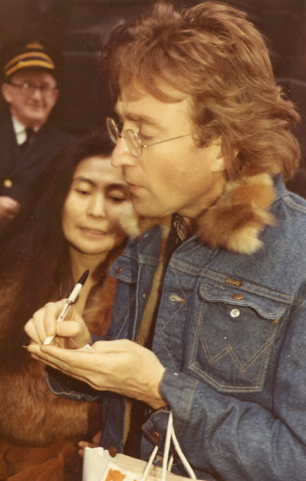 Джон Леннон с удовольствием давал автографы поклонникам