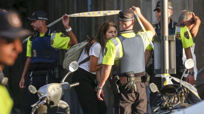Полиция работает на месте теракта в Барселоне.