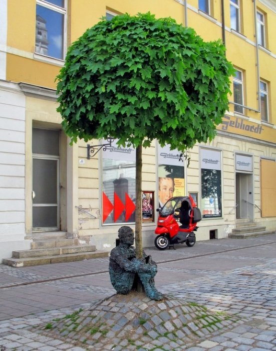 Памятник Дерево Каспара. Работа испанского скульптора Жаума Пленса.