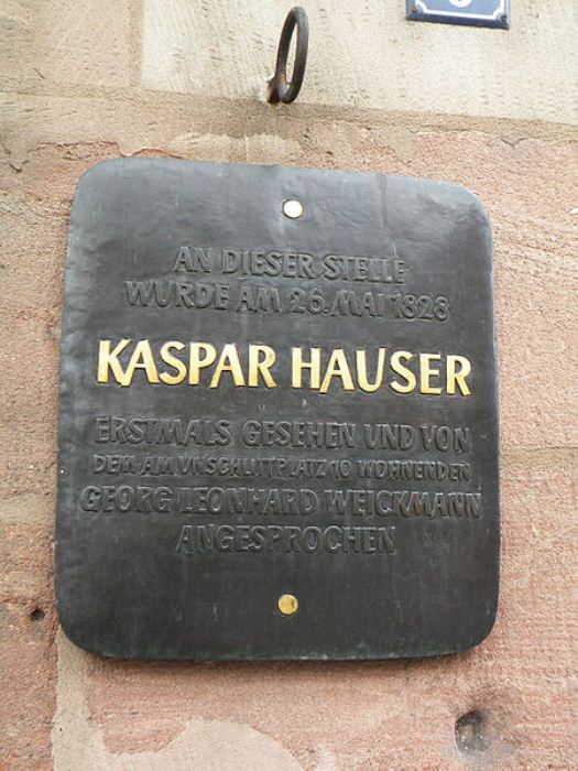 Мемориальная доска с именем Каспара Хаузера.