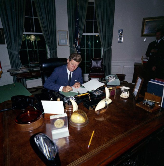 Джон Кеннеди за работой в Овальном кабинете.