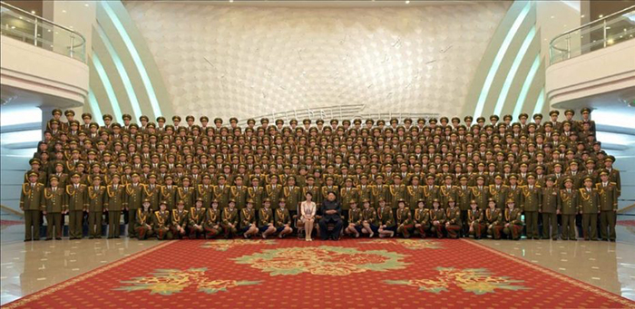 Ким Чен Ын с женой. Совместное фото с военнослужащими.