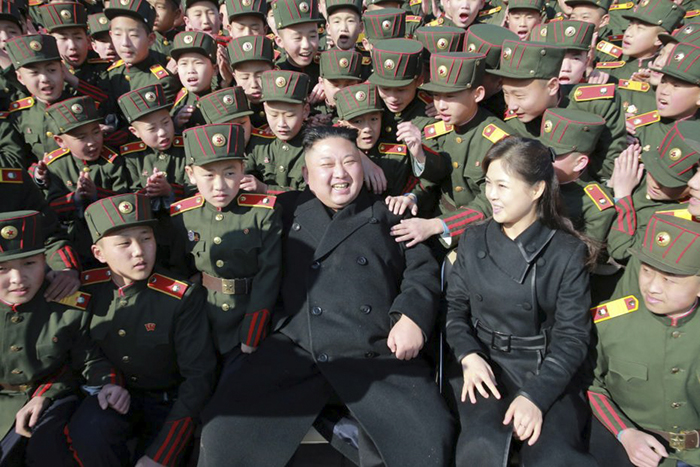 Ким Чен Ын с женой в окружении военнослужащих.