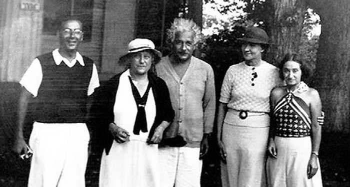 Коненкова вместе с Альбертом Эйнштейном, его второй женой Эльзой, приемной дочерью Маргот и физиком Робертом Оппенгеймером