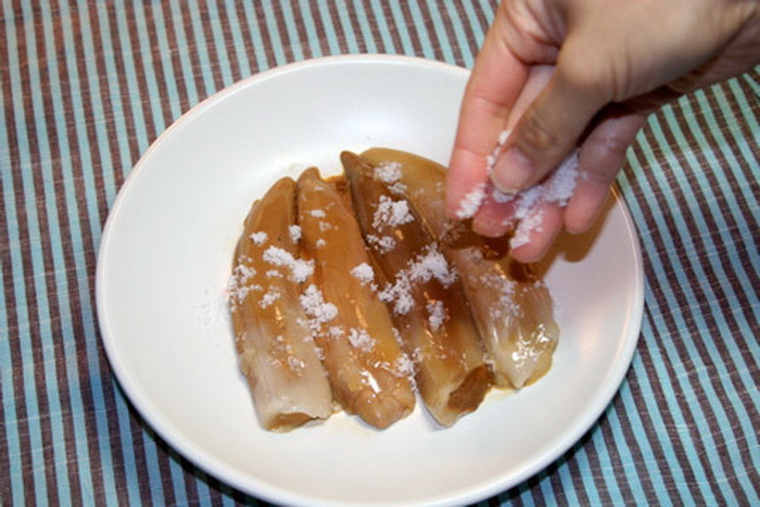 Копальхем чаще всего едят, нарезая тонкими ломтиками, присыпая солью. Фото: Twitter