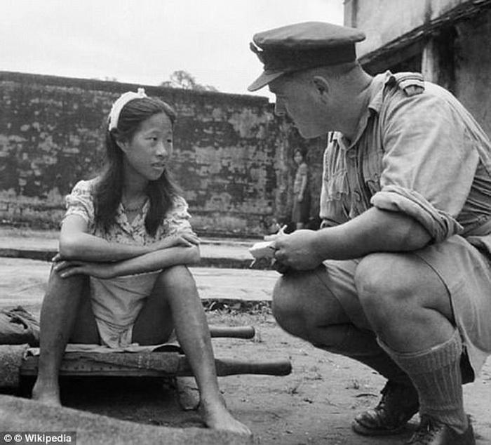 Военный общается с китаянкой после освобождения из борделя.