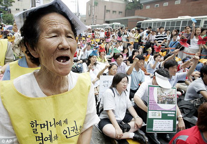 Женщина, пережившая войну, выступает на антияпонском митинге.