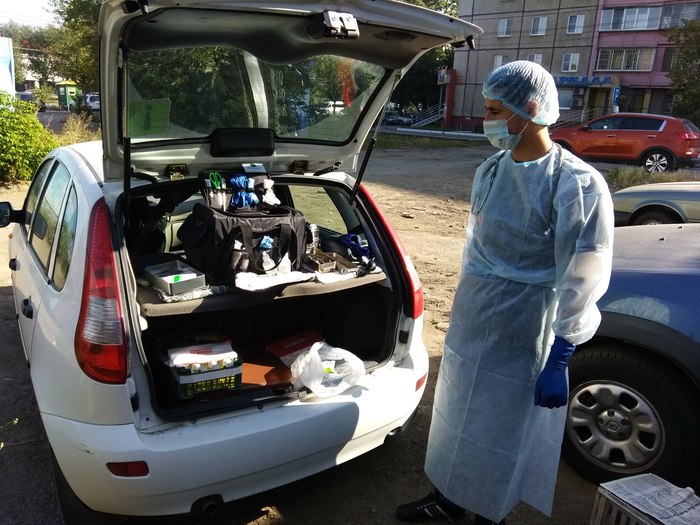 Евгений Косовских приезжает к теплотрассе со всеми инструментами на собственной машине.