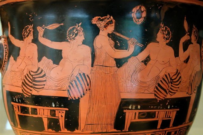 Древнегреческая игра коттаб. Девушка играет на симпосии. Около 420 г. до н.э.
