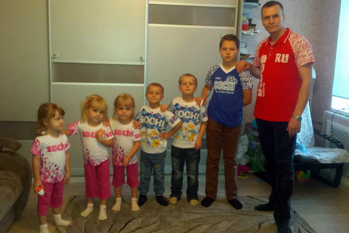 Семья Кудрявцевых в тематических футболках с Олимпиады в Сочи.